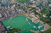 Blick von oben aufs Hafengelände: Das brachliegende Güterschuppenareal am langgezogenen Bogen soll zur Hafenzone werden. (Bilder: pd)