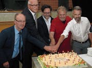 Dino Lioi, Andreas Netzle, Luca Convertini, Giuseppe Scarascia und Patrick Wiget schneiden die Torte an. (Bild: Manuela Olgiati)