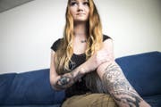 Kristina Mihajlovic zeigt das verpfuschte Löwen-Tattoo. (Bild: Reto Martin)
