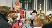 Die Kinder lauschen gespannt der Geschichte, die der Nikolaus in der Kirche erzählt. (Bild: Max Eichenberger)