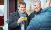 Der Präsident der GLP Schweiz, Jürg Grossen, stösst mit Robert Meyer, Präsident GLP Thurgau, auf die Partei an. (Bild: Andrea Stalder)
