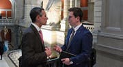 Im Bundeshaus: Der Ermatinger Marcel Schuler (rechts) im Gespräch mit FDP-Bundesratskandidat Ignazio Cassis. (Bild: PD)