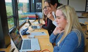 Lehrerin Janina Jakob erklärt, worauf es beim Vorbereiten des Vortrags zur Projektarbeit ankommt. (Bild: pd)