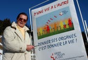 Roger Moore hat nicht nur in der Schweiz gelebt, sondern sich auch engagiert - wie hier beim Werben für Organspenden in Anzere (Wallis) im Jahr 2002. (Bild: ANDREE-NOELLE POT (KEYSTONE))