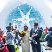 Das frischvermählte Paar verlässt die Eiskapelle in Jukkasjärvi. (Bild: Asaf Kliger)