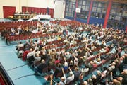 360 Stimmbürger fanden sich am Montag für die Gemeindeversammlung in der Goldacher Wartegghalle ein. (Bild: Arcangelo Balsamo)