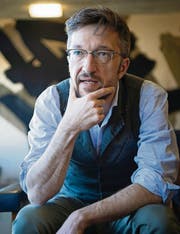 «Letztlich wird die Literatur mit dem eigenen Leben bezahlt.»: Lukas Bärfuss im Foyer der HSG. (Bild: Ralph Ribi)
