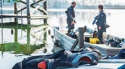 Die Taucher schützen sich mit einem Trockenanzug gegen das kalte Wasser des Nussbaumersees. (Bilder: Andrea Stalder)