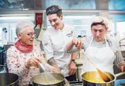 Zusammen kochen macht Spass: Begleiterin Doris Gruber, Profikoch Mario Garcia und die blinde Elisabeth Sinstadt. (Bild: Andrea Stalder)