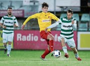 Kreuzlingens Uwe Beran (rechts) schnappt im Zweikampf seinem Goldauer Gegenspieler den Ball weg. (Bild: Mario Gaccioli)
