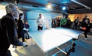 Jugendliche und Besucher spielen Pingpong an ihrem neuen Tischtennistisch. Dieser war ein Geschenk zum Jubiläum. (Bild: Rudolf Steiner)