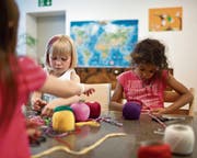 Mehr Kinderkrippen sollen helfen, den Fachkräftemangel zu verringern. (Bild: Gaëtan Bally/Keystone)