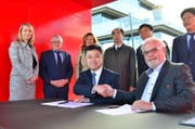 Fredy Iseli und der Leiter eines riesigen Industrieparkes in China unterzeichnen eine Absichtserklärung zur Zusammenarbeit. (Bild: Max Eichenberger)