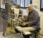 Raul Osorio produziert nicht mehr in Rorschach, sondern in der neuen Küche in St. Margrethen bis zu zwei Tonnen Empanadas täglich. (Bild: Sandra Grünenfelder)