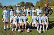 Gruppenfoto: Die D-Junioren der AS Calcio posieren mit Trainer Osman Dogru. (Bild: PD)
