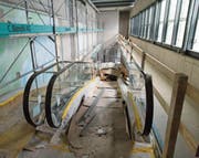 Noch weist nicht viel darauf hin, doch über diese Rolltreppe wird die neue Coop-Vitality-Apotheke künftig zu erreichen sein. Die Eröffnung des sanierten Supermarktes ist für den 17. Mai geplant. (Bild: Rudolf Hirtl)