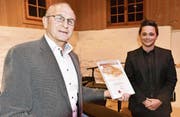 Werner Schöb (links) überreicht Patric Scott den Anerkennungspreis. (Bild: Heidy Beyeler)