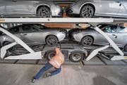 Ein Kontrolleur untersucht ein Fahrzeug im Schwerverkehrszentrum bei Erstfeld im Kanton Uri. (Bild: Urs Flüeler/KEY)