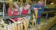 Der Nachwuchs hilft beim Aufhängen der Maiskolben. (Bild: Adi Lippuner)