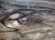 Der CO2-Ausstoss der kanadischen Ölsandindustrie ist sehr hoch – eine Ölsandmine in der Provinz Alberta. (Bild: Brent Lewin/Getty (Fort McMurray, 13. August 2013))