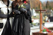 "In diesem Jahr wünschte rund die Hälfte aller Trauerfamilien, die ich begleiten durfte, eine Abdankung im engsten Familienkreis", sagt der Arboner Pfarrer Hans Martin Enz. (Bild: fotolia)