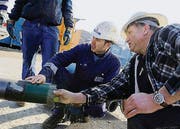 Bohrmeister Albert Lenz (r.) überprüft das Bohrrohr.