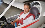 Segelflieger Jonas Langenegger feiert seinen bisher grössten Erfolg; auch seine berufliche Zukunft sieht er im Cockpit. (Bild: Werner Lenzin)