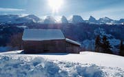 Winterspaziergang mit Blick auf die Churfirsten
