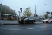 Ob der Fahrer auch noch zu schnell unterwegs war? Die Auswertung der Daten der gerammten Radaranlage wird dies zeigen. (Bild: (Kapo/Sh))