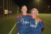 Der FC Staad tritt wieder mit aktuellen Trikots an – und hat dazu mit Brooke Hendrix (links) und Helene Haavik zwei potenzielle Leistungsträgerinnen erhalten, die in den USA ausgebildet worden sind. (Bild: Yves Solenthaler)