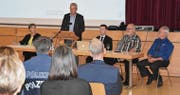 Fünf Referenten erläuterten der Bevölkerung am Mittwoch die Hintergründe des geplanten Zentrums für Asylsuchende in der Breite aus ihrer Perspektive: Vreni Wild, Karl Brändle, Jürg Eberle, Urs Weber und Andreas Brunner (von links). (Bild: Anina Rütsche)