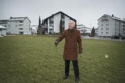 Heinz Loretini auf der Wiese, auf der die Hausgemeinschaft des Vereins «Wohnen im Alter Gossau» errichtet werden soll. (Bild: Ralph Ribi)