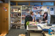 Redaktorenbueros vor dem Umzug: Katja Fischer und Diana Hagmann-Bula (Bild: Michel Canonica)