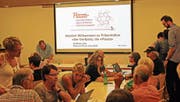 Die dörfliche Onlineplattform Piazza findet Gefallen bei den Teilnehmern des Infoabends. (Bild: Daniela Huber-Mühleis)