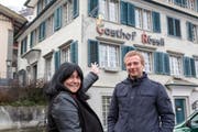 Die neue Pächterin Helga Walser und Christof Lippuner von der Besitzerin, der Lippuner Immobilien AG, freuen sich, dass das «Rössli» zu neuem Leben erwacht. (Bild: Urs Baerlocher)