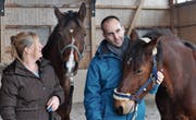 Daniela Hegner und Paul Bischofberger wenden alternative Heil-, Therapie- und Trainingsmethoden bei Tieren an. (Bild: Zita Meienhofer)