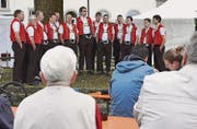 Der Jodlerclub Alpeblueme Herisau singt Lieder diverser Komponisten.