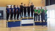 Der Rheinecker Kunstradvierer (in Schwarz) auf dem Siegerpodest: Laura Traneller, Ronja Zünd, Nadine Bissegger und Fabienne Haas (v. l.). (Bild: zVg)