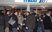 Bei milden Temperaturen stiessen beim Neujahrsapéro des Quartiervereins Bronschhofen über 50 Personen miteinander auf ein gutes neues Jahr an. (Bild: Christof Lampart)