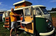 Reges Innenleben: Norbert Rüthemann wäscht sich die Hände im Waschbecken seines T-1-Westfalia-Campers. (Bilder: Nana do Carmo)