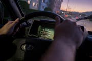 Die Dämmerung verführt Autofahrerinnen und Autofahrer zum Übertreten der Geschwindigkeitslimiten. (Bild: Benjamin Manser)