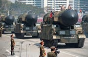 Nordkoreanisches Raketen-Defilee am 105. Geburtstag des früheren Führers Kim Il Sung in Pyongyang am 15. April 2017. (Bild: Ed Jones/AFP)