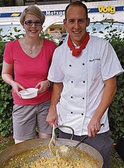 Bettina und Patrick Fritschi kochen für die Gäste. (Bild: pd)