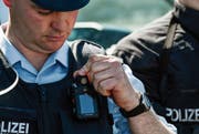 In Europa ist die Ausrüstung der Polizisten mit Körperkameras noch weniger weit verbreitet als in den USA und Asien, wo Swissbit die Data- Protection-Speicherkarten hauptsächlich hinliefert. (Bild: Filip Singer/EPA)