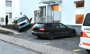 Beim Ausflug ins Blumenbeet wurde das Unfallauto, die Bepflanzung sowie ein parkiertes Auto beschädigt. (Bild: Landespolizei)