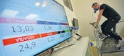 Steve Schild auf dem High-Tech-Ergometer: Hier lässt er die Leistungsfähigkeit seiner Organe testen. (Bild: Reto Martin)