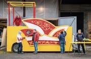 Die Murganesen arbeiten am Obernarrenwagen. (Bild: Reto Martin)