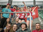 «Hopp Schwiiz!»: Fans in der St. Galler AFG Arena während des Spiels Schweiz – Polen. (Bild: Benjamin Manser)