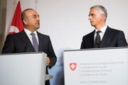 Aussenminister Didier Burkhalter mit seinem türkischen Amtskollegen Mevlut Cavusoglu. (Bild: Keystone)