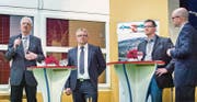 Die Kandidaten Marcel Tobler, Heinz Keller und Max Staub beantworten die Fragen von Moderator Andreas Notter. (Bild: Andrea Stalder)
